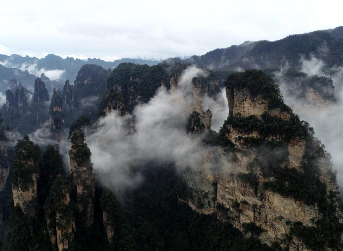 張家界：連綿峰林雲霧繚繞如畫卷