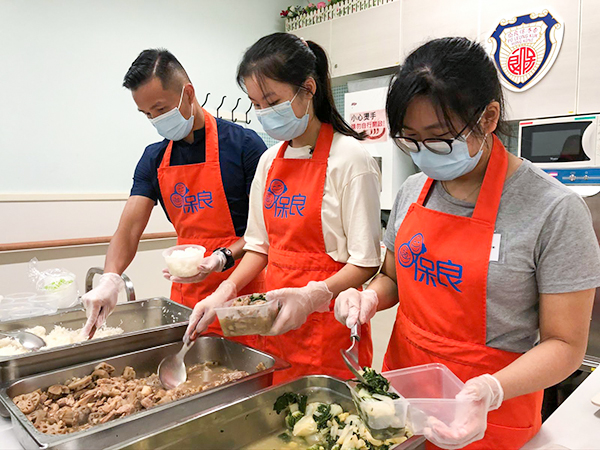 保良局DSE考生義工隊派食物