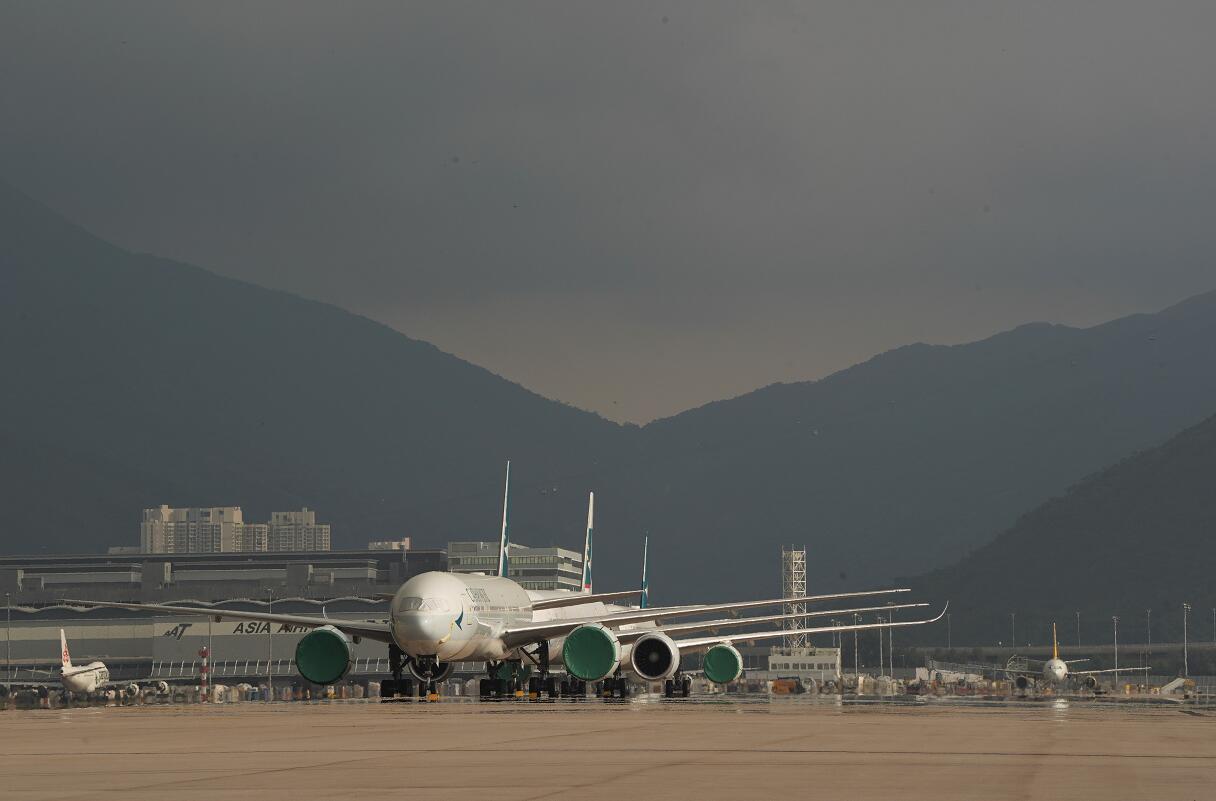 機管局：過百飛機停泊滑行道 做足措施應對「浪卡」