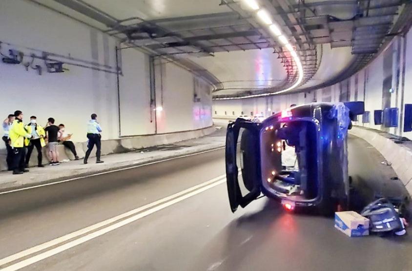 柯士甸道私家車隧道內翻側 4人自行爬出