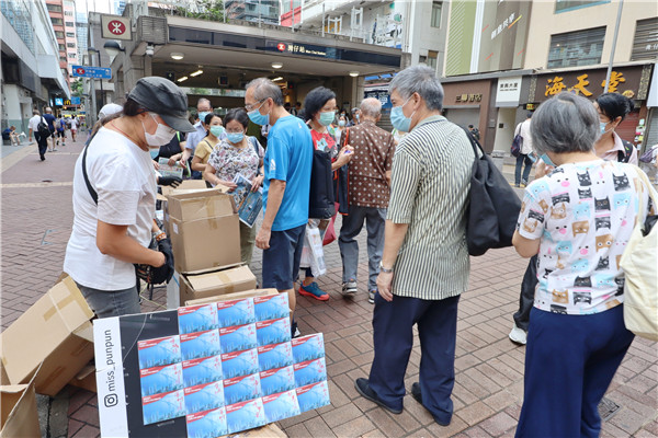 在香港地鐵灣仔站派發明信片