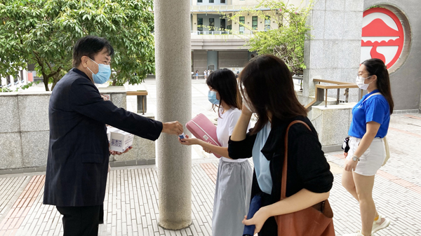 鄭國漢歡迎學生回校上課