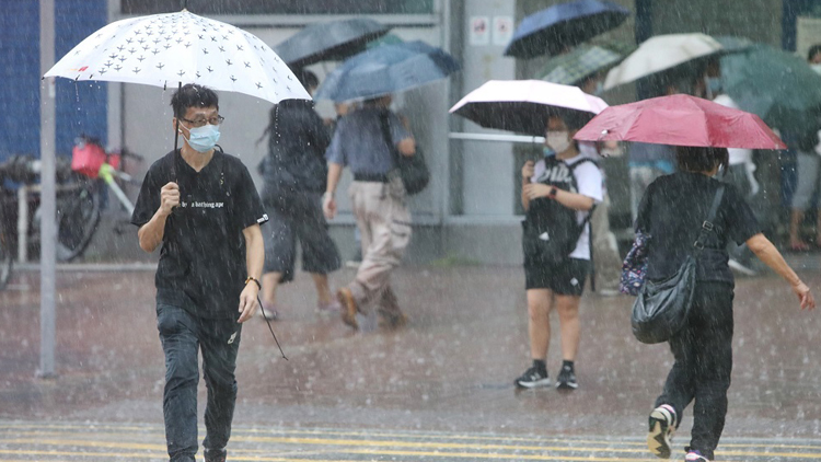 天文台再發黃雨警告 市民應遠離河道