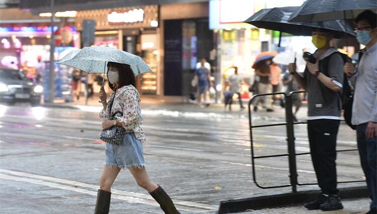 圖集 | 大雨滂沱下的香港打工仔