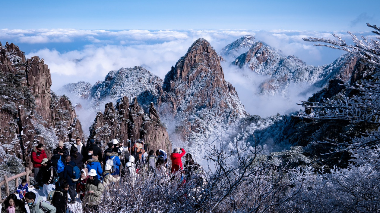 再現「人從眾」式火爆場景   黃山旅遊春來早