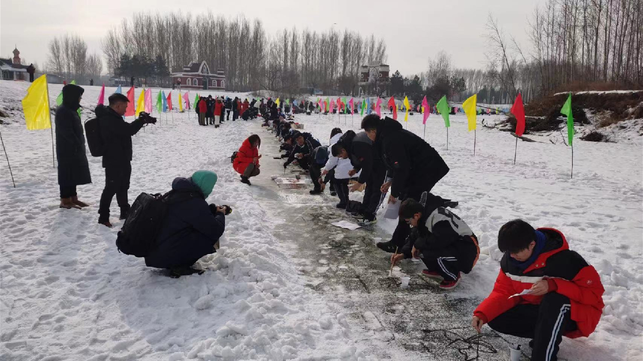 黑龍江首屆百人百米「拓彩冰雪畫」添彩伏爾加莊園