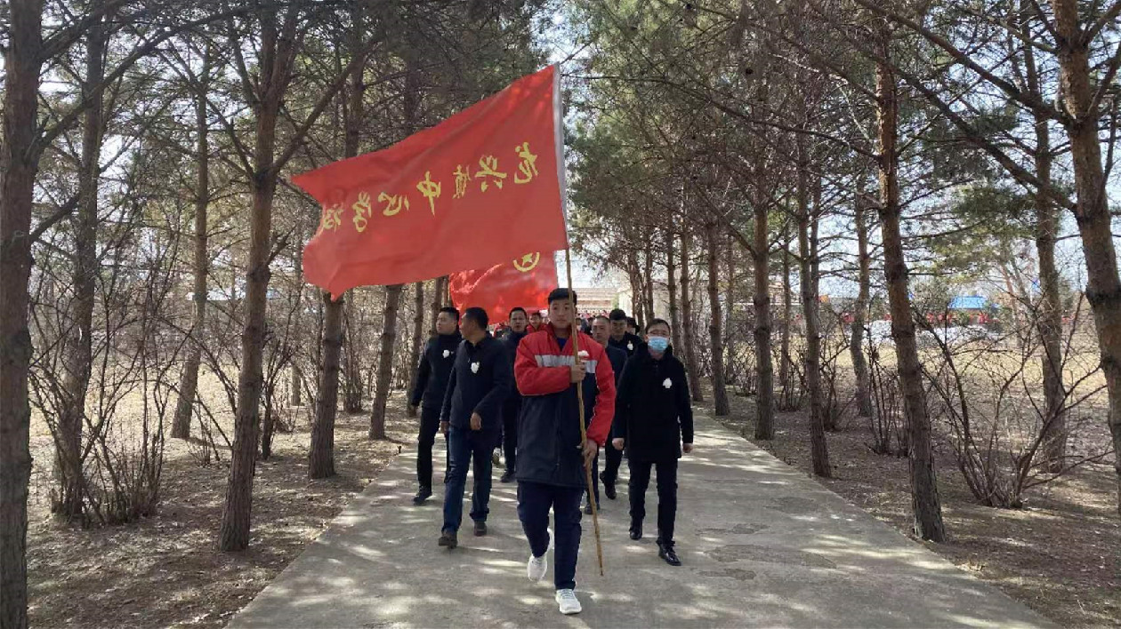 黑龍江龍興鎮中心學校開展清明節祭掃烈士墓活動