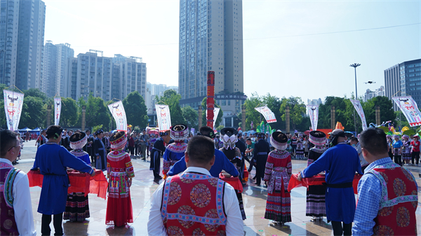 祭花杆 大聯歡 歡度四川興文苗族花山節