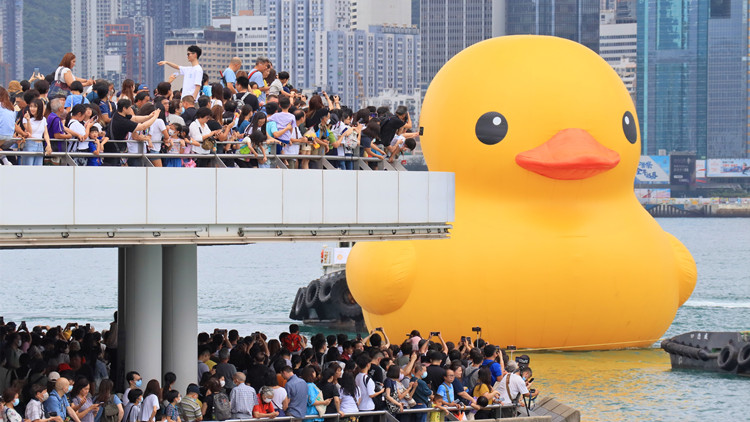 圖集｜兩隻大黃鴨最後一天展出 維港兩岸萬人夾道送別