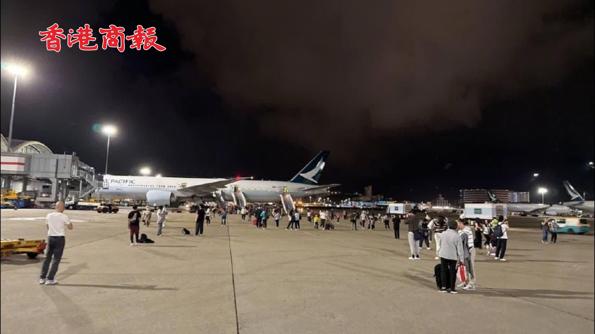 有片 | 國泰客機疑似機轆故障停飛 多名乘客受傷