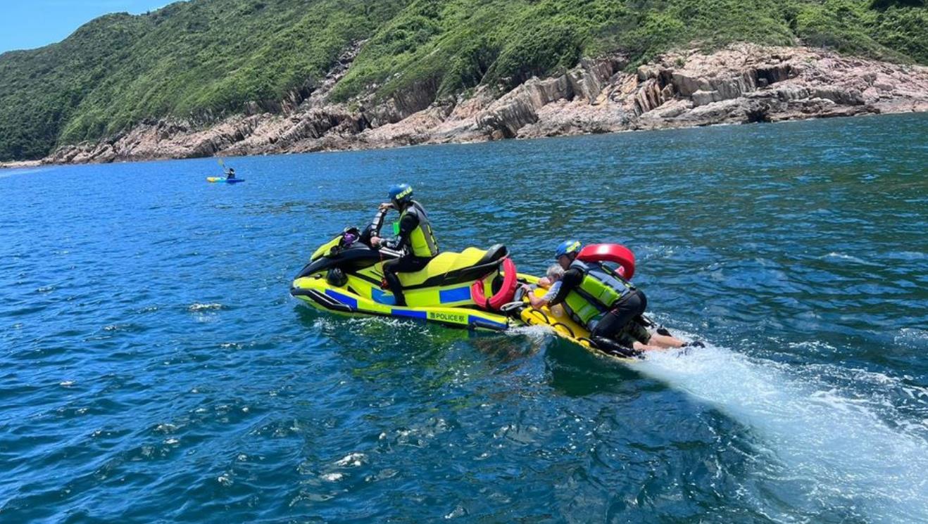 水警水上電單車執勤 救起綑邊遊墮海男子