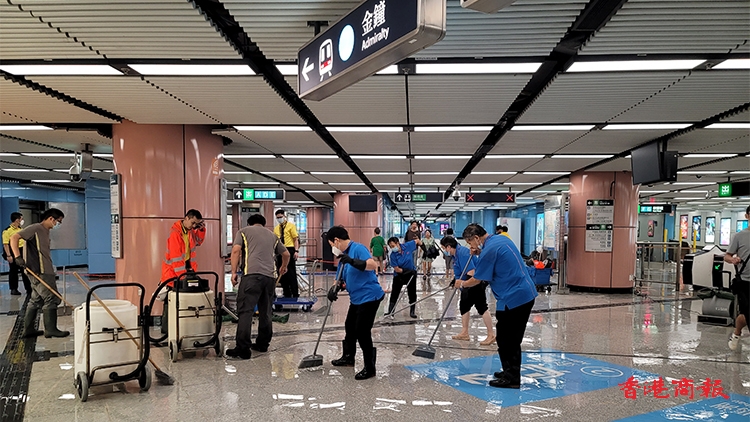 黑雨襲港｜觀塘線部分路段暫停服務 乘客需轉乘其他路線