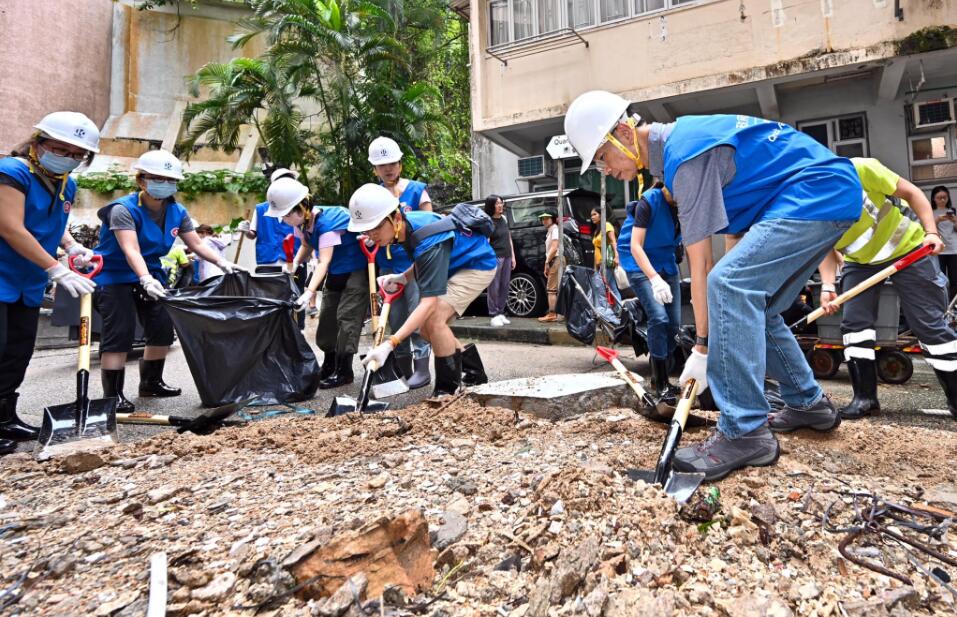 世紀暴雨︱ 公務員應急隊清理東區路面  助社會交通回復正常