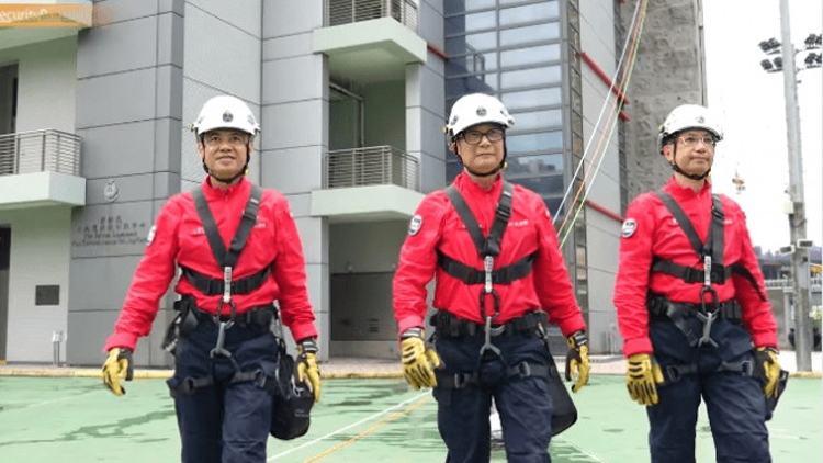 有片 | 鄧炳強化身民安隊「紅色飛虎」 參與懸崖飛渡拯救訓練