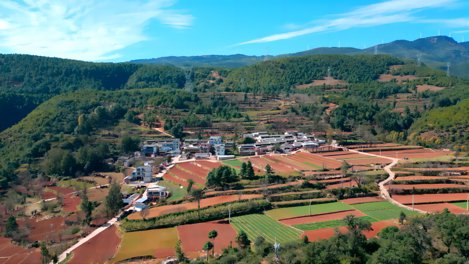 雲南鶴慶：青山綠水間  民族團結花更艷