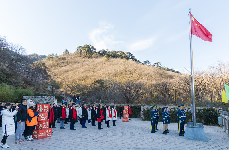 有片|觀日出升國旗   黃山之巔多彩活動迎新年