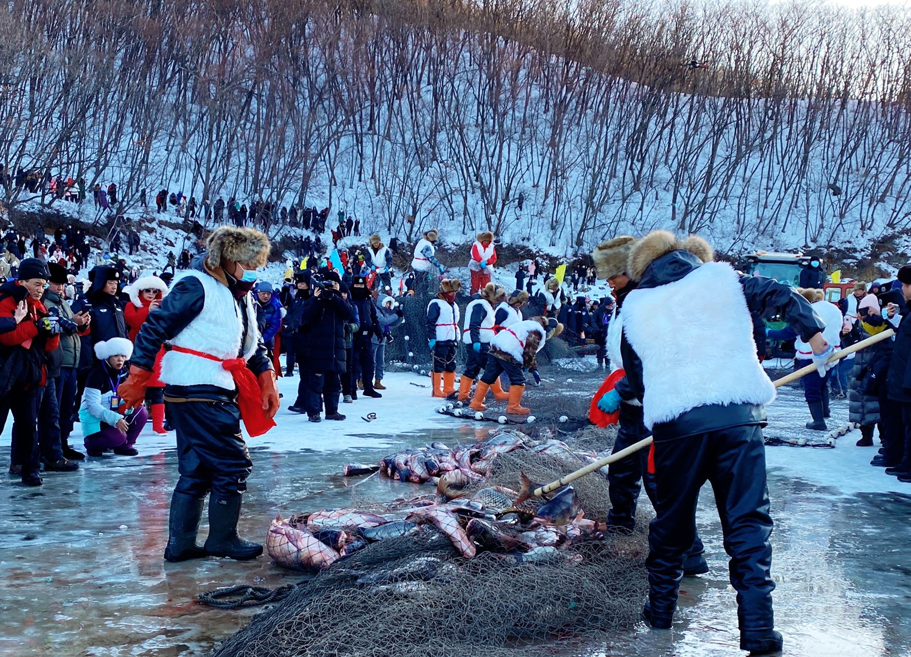 魚躍人歡 鏡泊湖飛出「冬日漁歌」