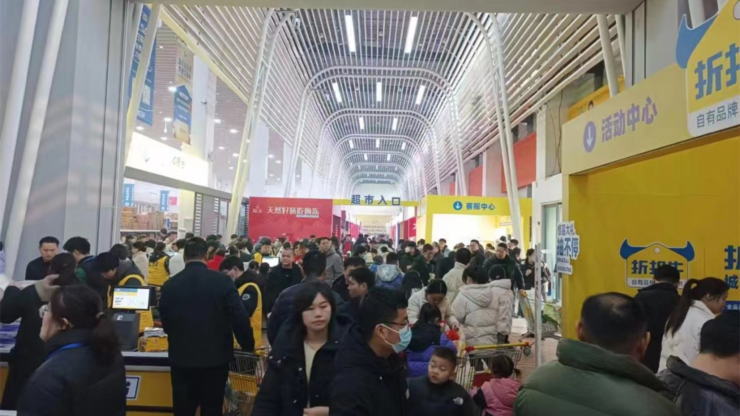 鄭州消費市場回暖 年味漸濃