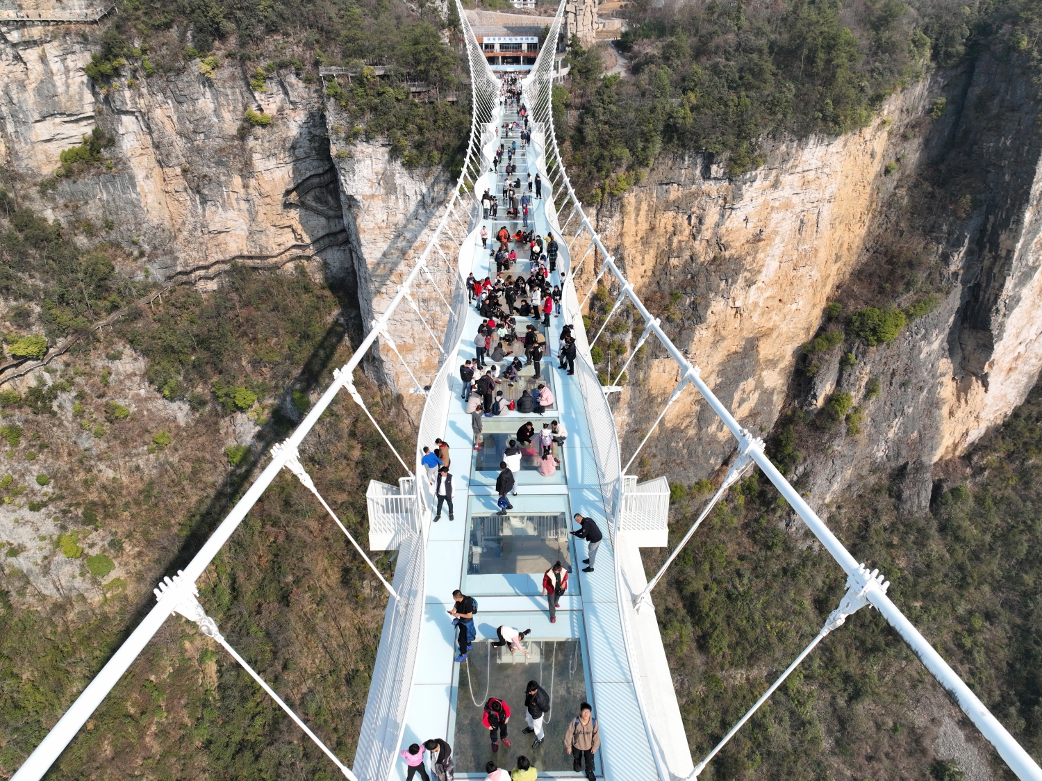 逛玻璃橋 溜滑索 玩蹦極 張家界大峽谷景區迎春節旅遊高峰