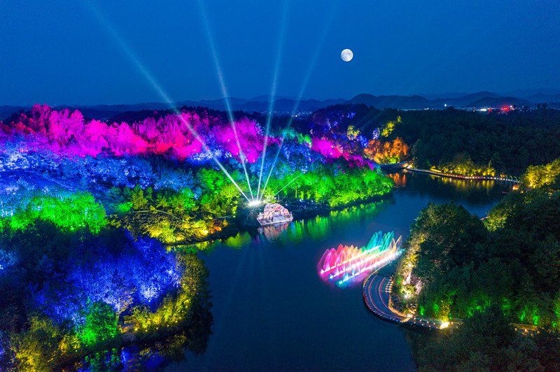 夜遊黃山賞「火花盛宴」 花山世界·花山謎窟園區夜遊再度開啟