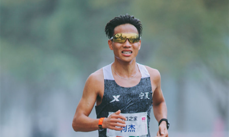 再刷新紀錄！何杰將中國馬拉松帶入「206時代」，曾在深圳創造歷史