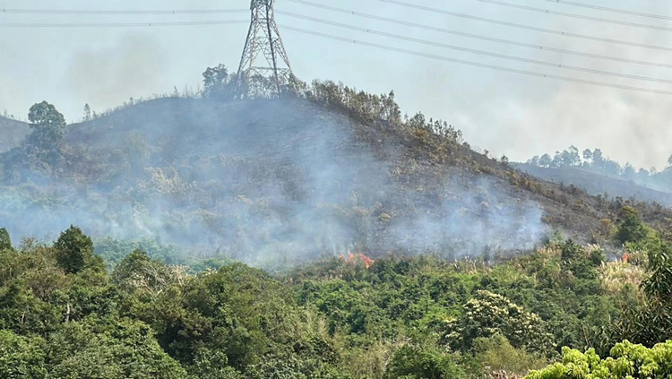 元朗十八鄉崇山新村發生山火 火線蔓延300米