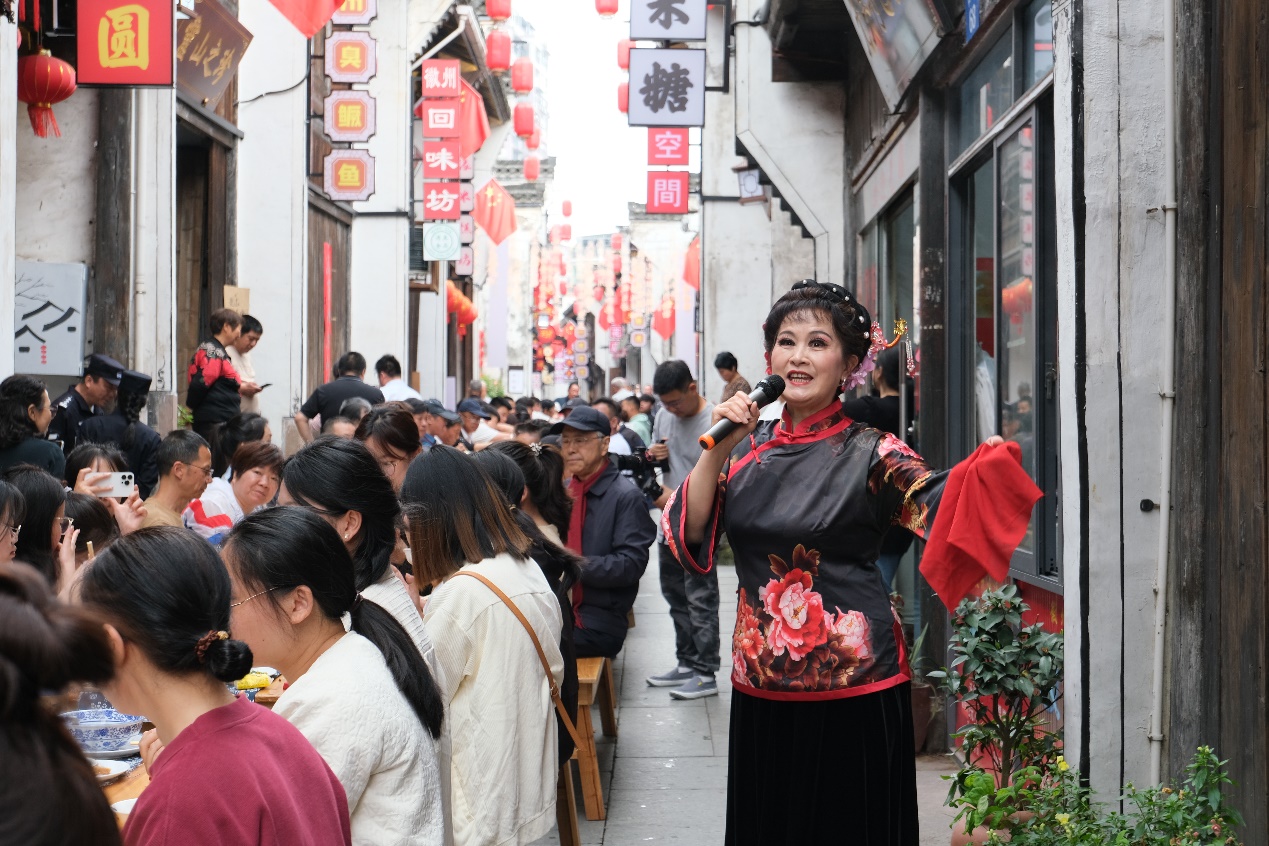 有片│徽州岩寺老街  長桌宴裏賞民俗