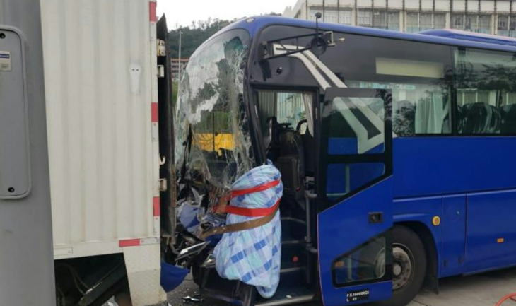 澳門氹仔3車相撞釀30傷 巴士司機一度被困