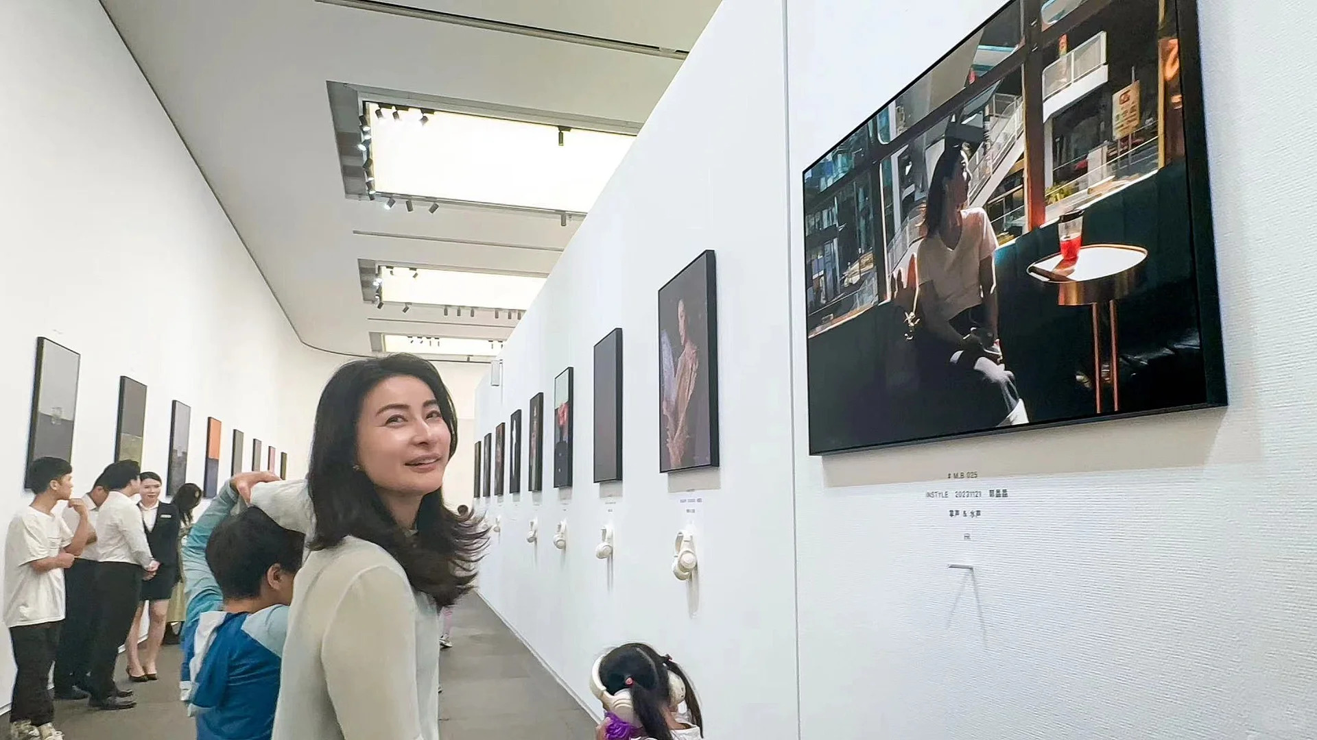 有片丨郭晶晶帶娃坐高鐵到深圳看畫展 點讚大灣區一小時生活圈