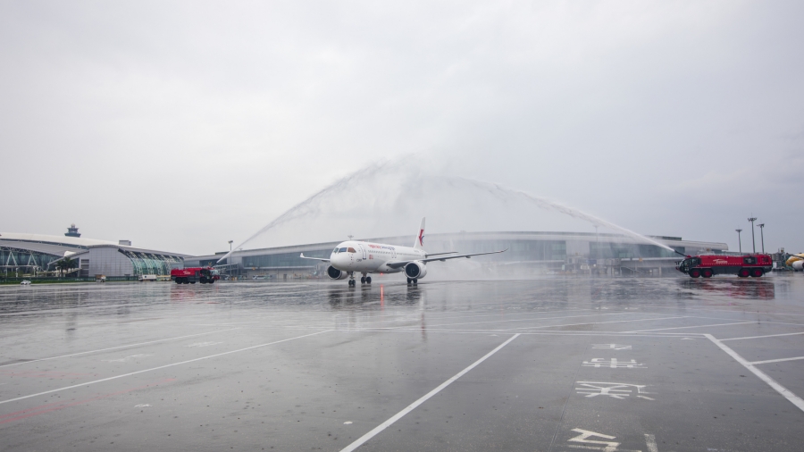 有片∣穗白雲機場水門迎接 C919四商業定期航線開通運營