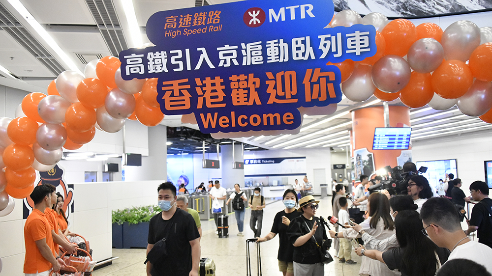 有片｜滬港高鐵動臥首發列車抵港