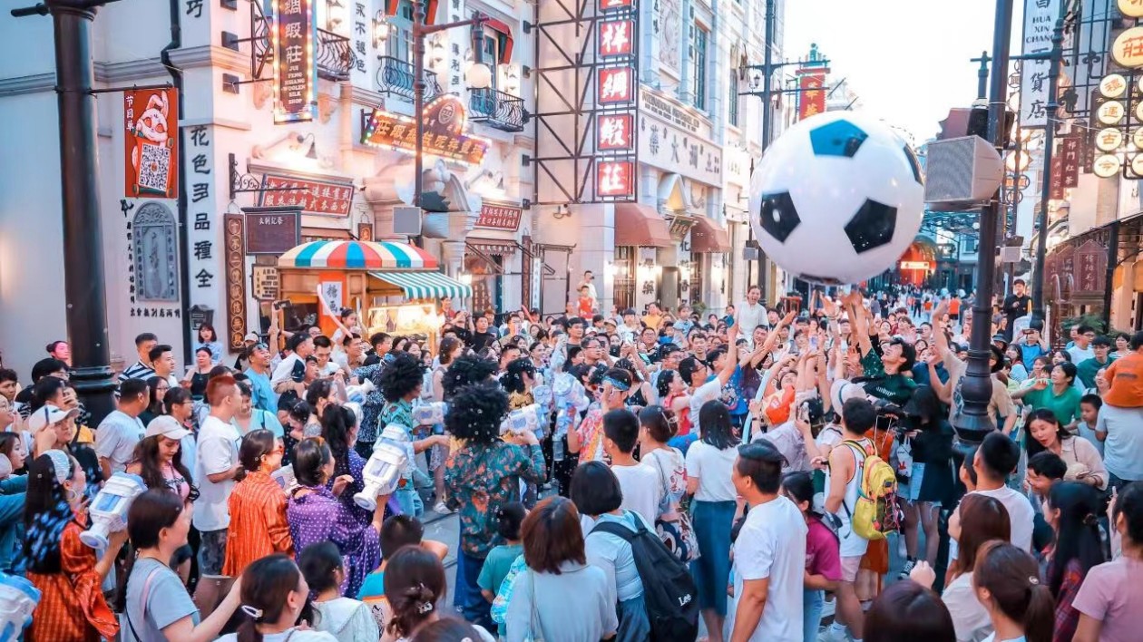 建業電影小鎮暑期活動啟幕  避暑玩法點亮夏日夜經濟