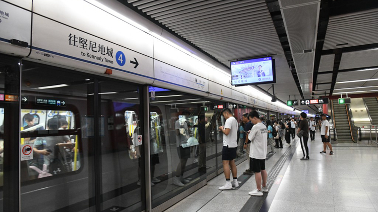 港島線由北角開往堅尼地城列車冷氣機冒出火花 無人受傷