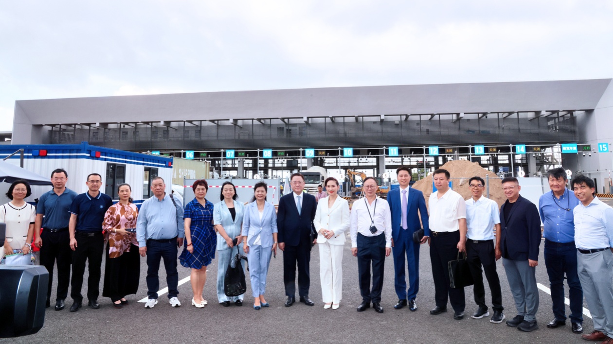 港珠澳人士體驗港珠澳大橋珠海公路口岸通關效率