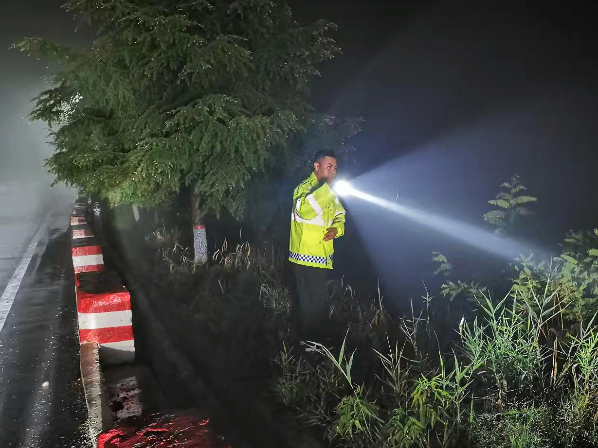 河南三門峽：汛期「夜行者」 逆行的光