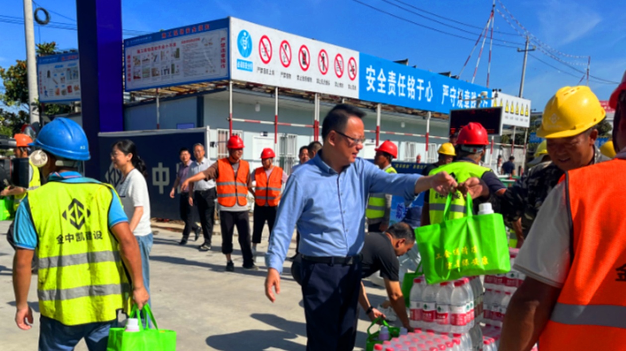 上工地進廠區  歙縣主官開展「送清涼」慰問活動