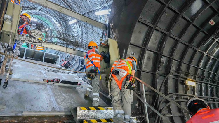 港鐵料觀塘線可按時開出頭班車 將公布確認列車安排