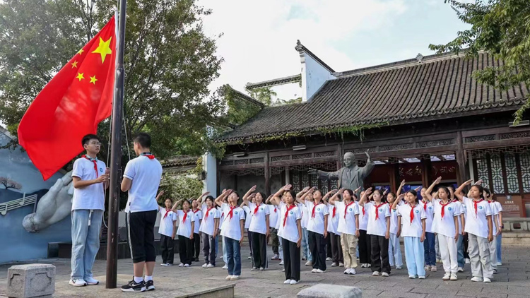 唐英年率領香港和無錫學生兩地隔空對唱《歌唱祖國》 慶祝國慶75周年