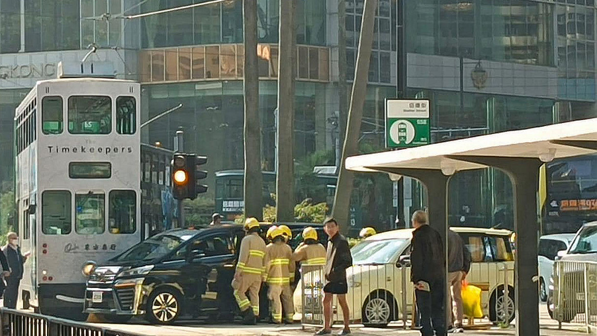 中環私家車電車相撞 現場交通受阻