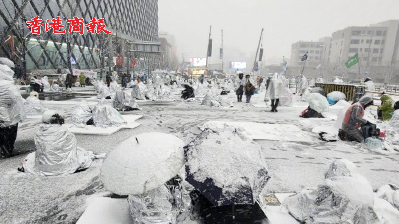 有片丨尹錫悅逮捕令到期 韓國兩派民眾冒雪抗議