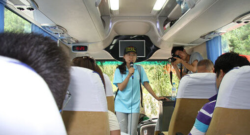 台湾导游在旅游大巴上宣讲.资料照