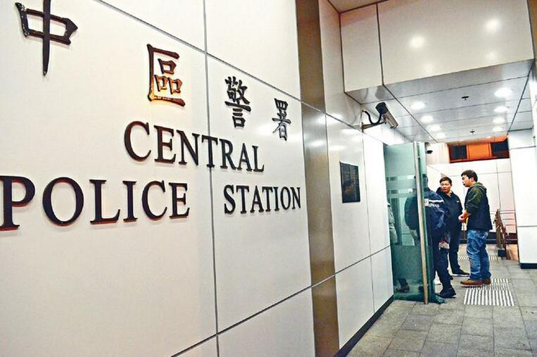 中区警署外斩敌对帮派 警拔枪喝退三刀手-香港商报