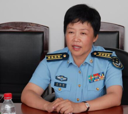 空军司令员马晓天宣读中央军委命令由空军大校军衔晋升为空军少将军衔