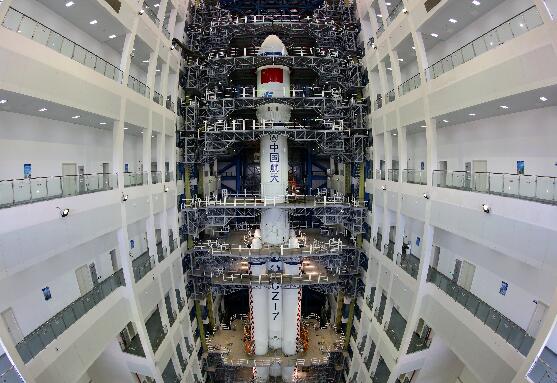 文昌航天发射场垂直总装测试厂房中的长征七号运载火箭(6月17日摄)