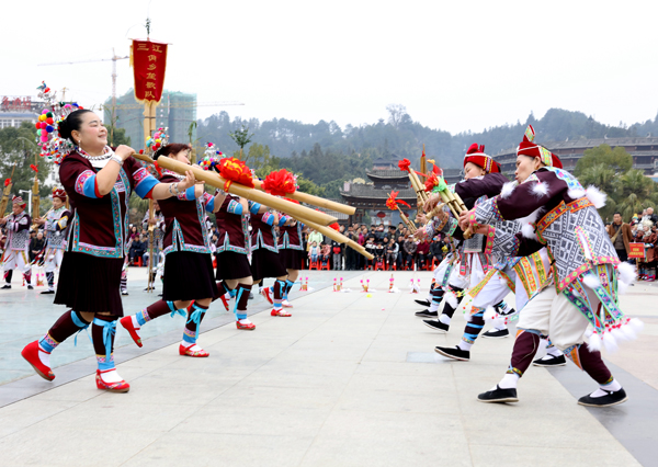 2月10日,广西柳州市三江侗族自治县在县城多耶广场举行赛芦笙闹元宵