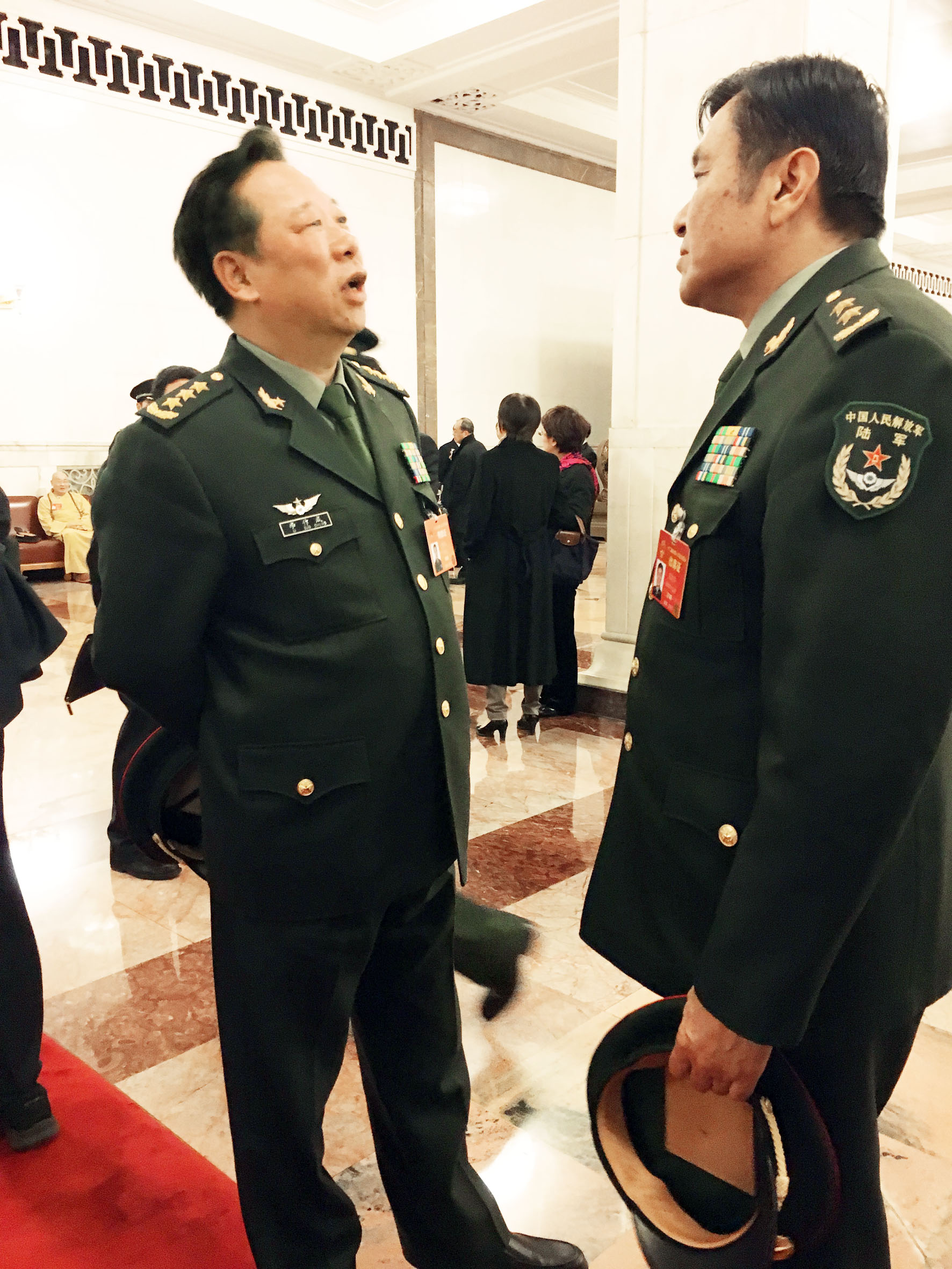 陆军司令员李作成(左)与前驻港部队司令员王晓军交谈.