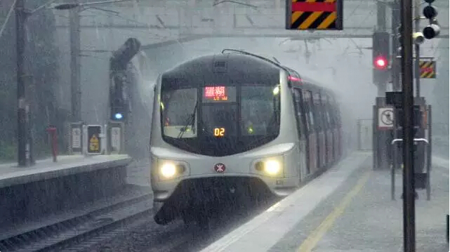雨中的港铁列车