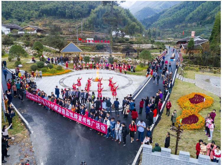 > 本地新闻      篁碧畲族乡地处赣闽边界,武夷山脉北麓,是铅山县的南