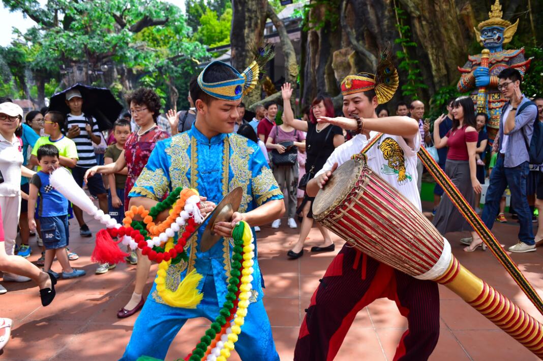 鹨鞘,鼓声阵阵赛龙舟,原汁原味的傣族风情舞蹈,傣族打击乐等民俗活动