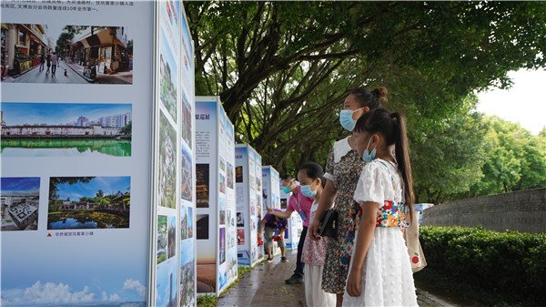 市民在蓮花山參觀創新成果展展板.jpg